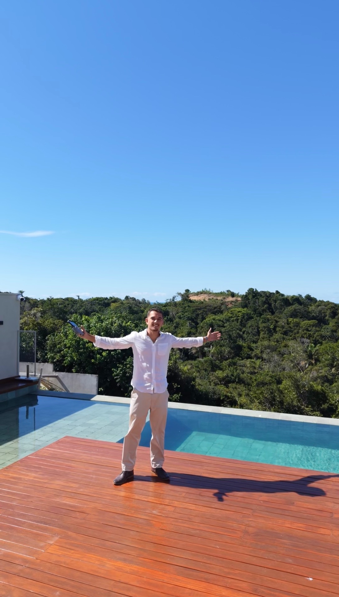 Matheus Audi apresentando um imóvel de alto padrão em Ilhéus